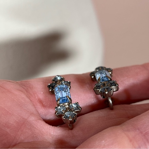 Vintage 1940’s Retro Deco Emerald cut Pale Blue Glass Silver Screw Back Earrings - Picture 10 of 11